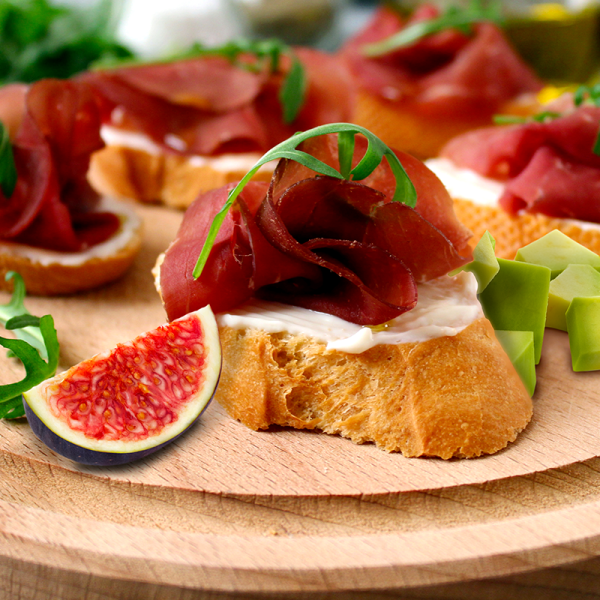 Tostada de Bresaola Tangamanga, aguacate, higos y arúgula