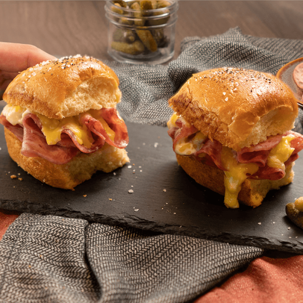 MINI SANDWICH HAWAIANO CON QUESO DE PUERCO TANGAMANGA Y QUESO EMMENTAL