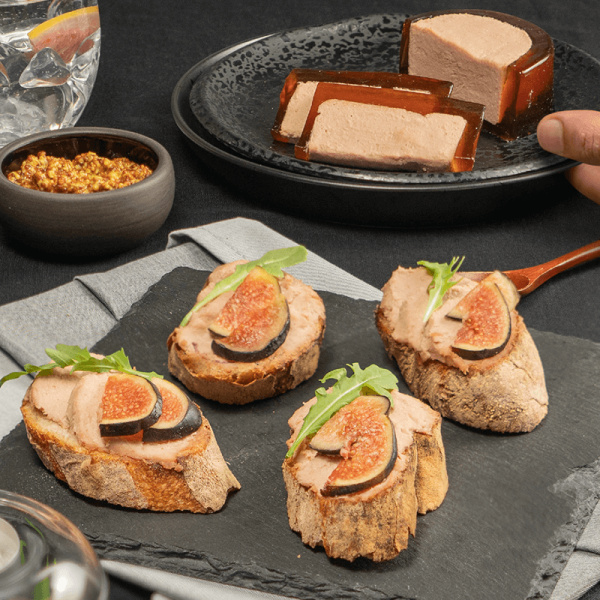Crostrini de paté de cerdo Tangamanga, higos y arúgula en pan baguette
