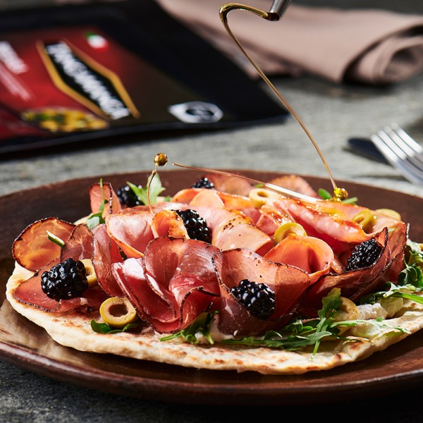 Pan Arabe con jocoque, jamón y bresaola Tangamanga.