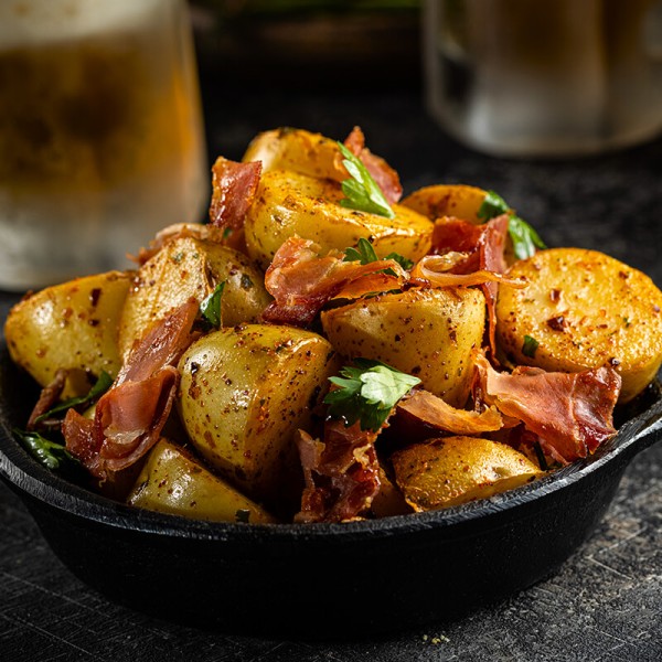 Patatas Bravas al sartén con chips de Jamón Serrano