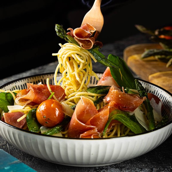 Espagueti con vegetales y Jamón Serrano