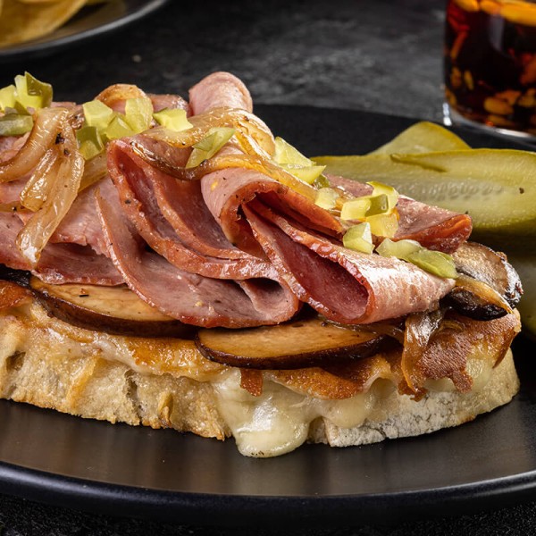 Crostini de pastrami de pavo y champiñones al ajillo