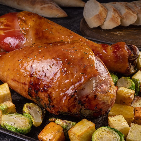 Pierna ahumada de pavo con salsa BBQ al asador