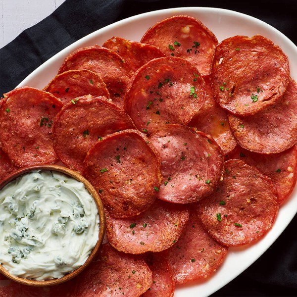 Salami chips con dip de blue cheese