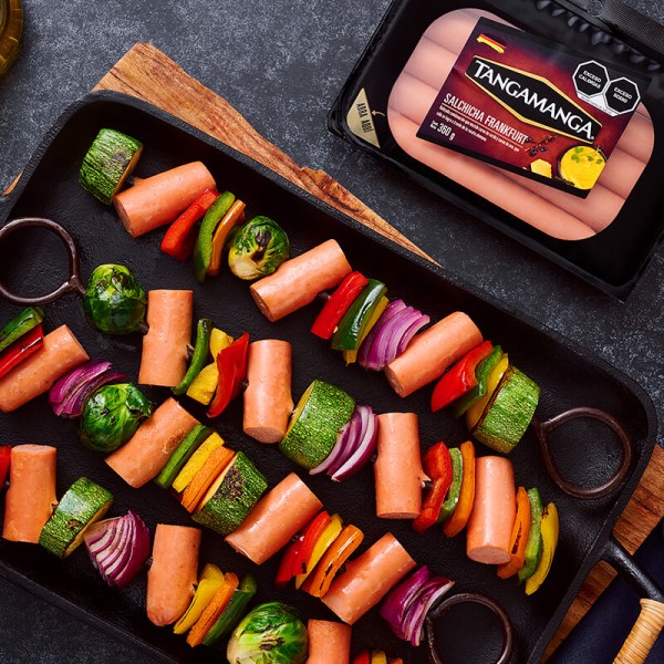 Brochetas Frankfurt con vegetales