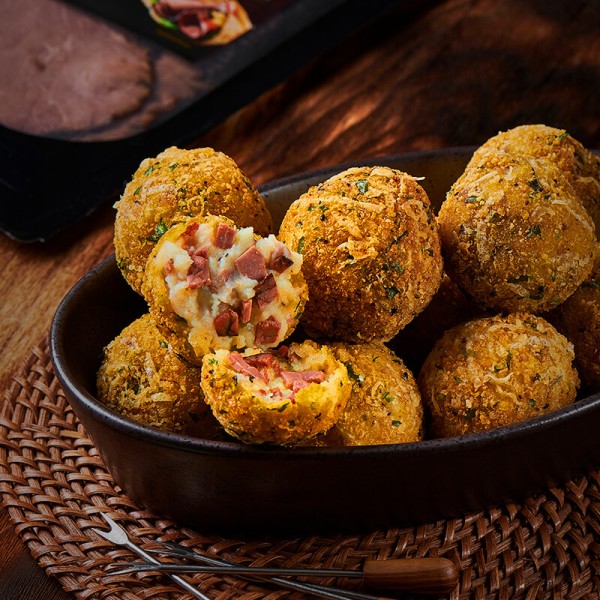 Croquetas de papa con roast beef y queso