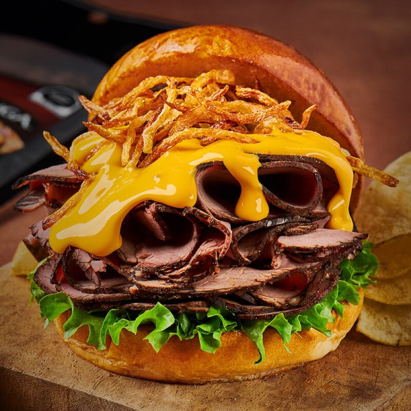 Hamburguesa de roast beef bañada en queso