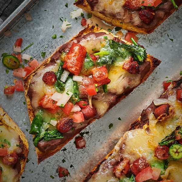 Molletes gratinados con chistorra y mozarella