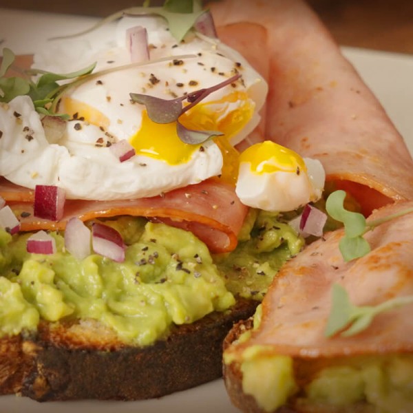 Avotoast con huevo pochado y jamón