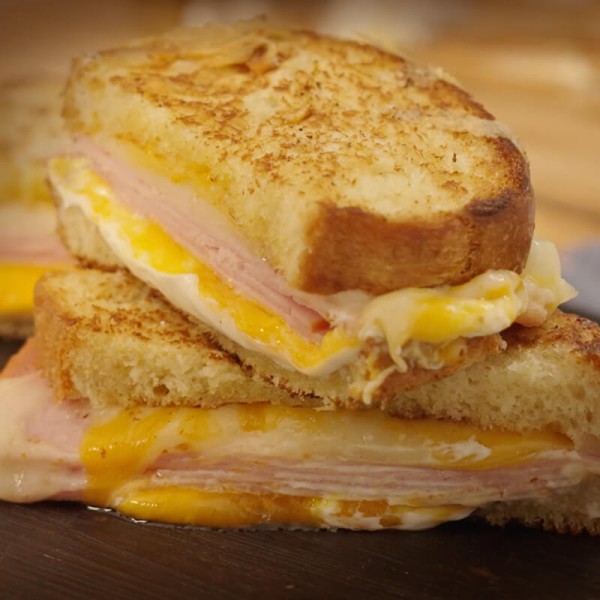 Brioche de tres quesos con jamón de pierna